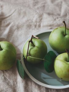 Превью обои яблоки, фрукты, тарелка, ткань