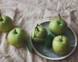 Превью обои яблоки, фрукты, тарелка, ткань