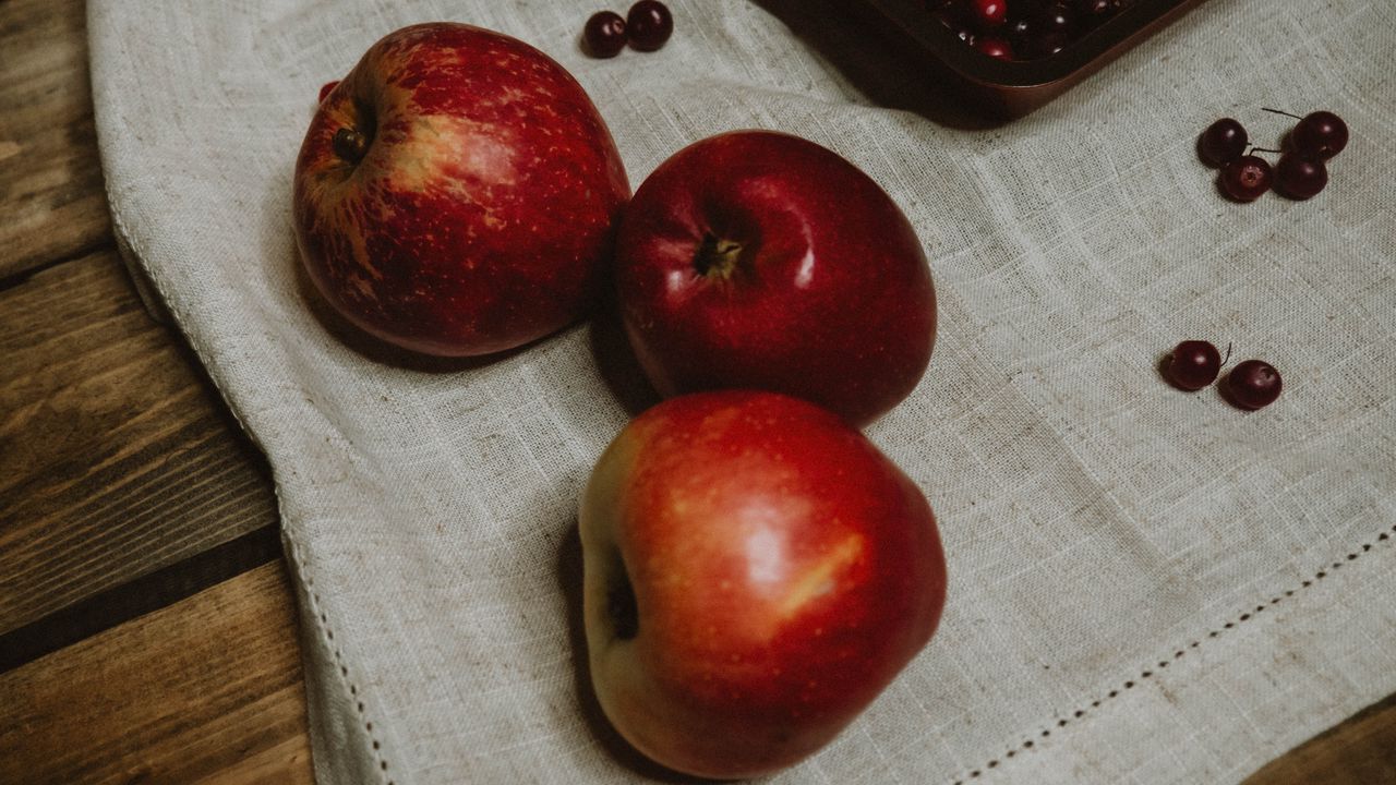 Обои яблоки, клюква, фрукты, ягоды, красный