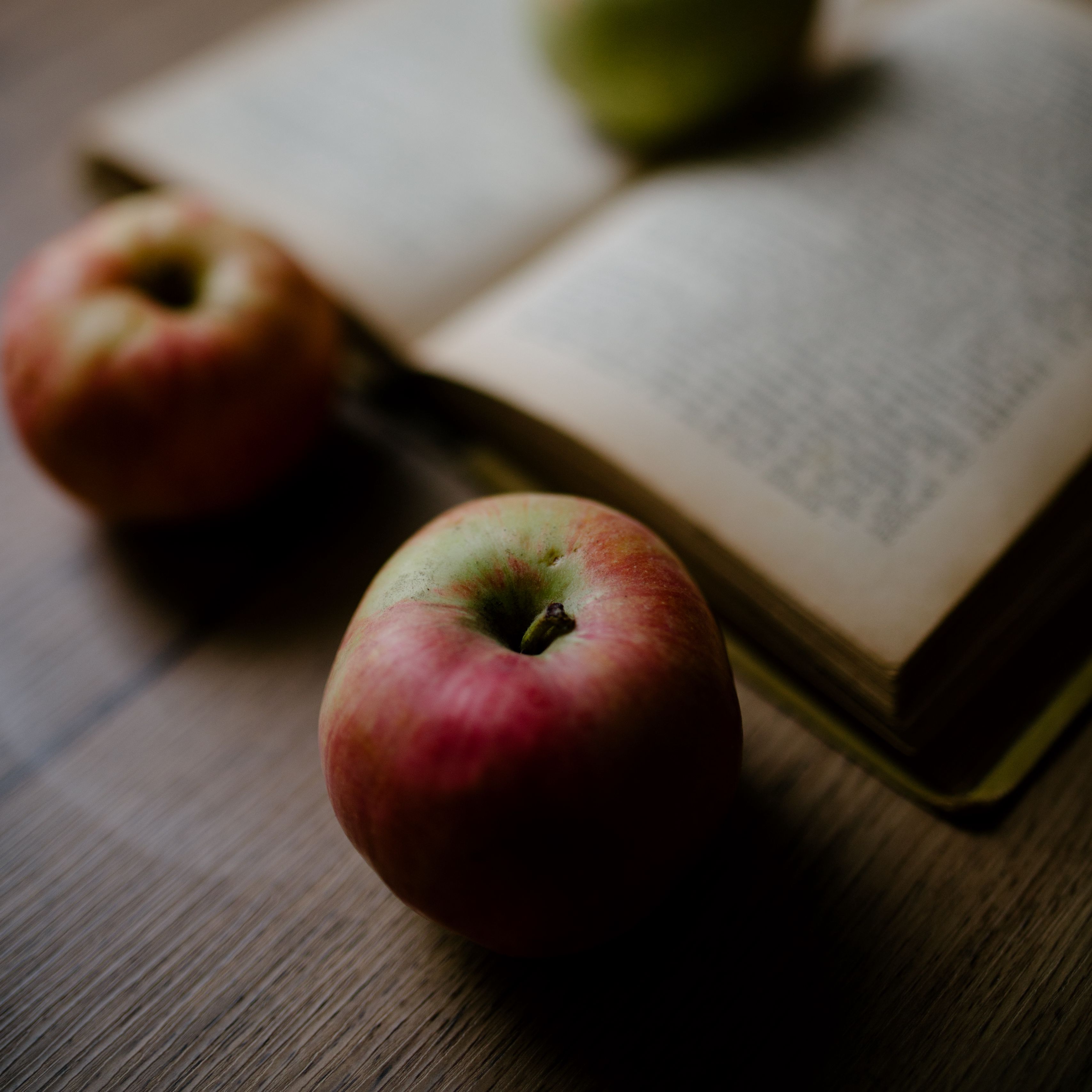 Apple date. Яблоко книга. Книга фрукты. Книга с зеленым яблоком.