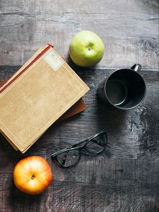 Превью обои яблоки, книги, очки, чтение, эстетика