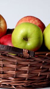 Превью обои яблоки, корзина, фрукты, зеленые, красные