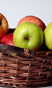 Превью обои яблоки, корзина, фрукты, зеленые, красные