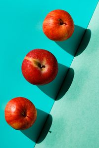 Превью обои яблоки, красный, фрукт, урожай, голубой