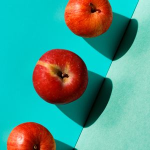 Превью обои яблоки, красный, фрукт, урожай, голубой