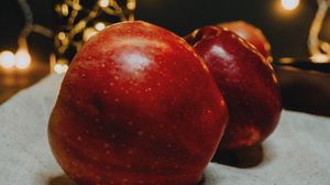 Превью обои яблоки, красный, фрукты, гирлянда, блики