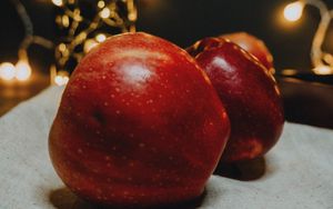 Превью обои яблоки, красный, фрукты, гирлянда, блики