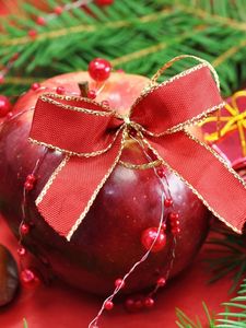 Превью обои яблоки, орехи, угощения, новый год, хвоя, шишки, подарки