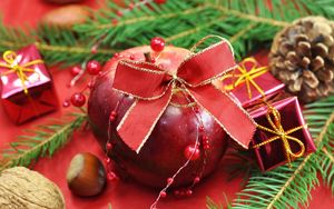 Превью обои яблоки, орехи, угощения, новый год, хвоя, шишки, подарки