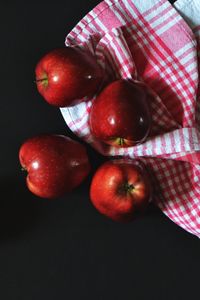 Превью обои яблоки, полотенце, фрукты, спелый