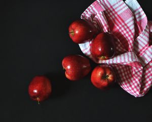 Превью обои яблоки, полотенце, фрукты, спелый