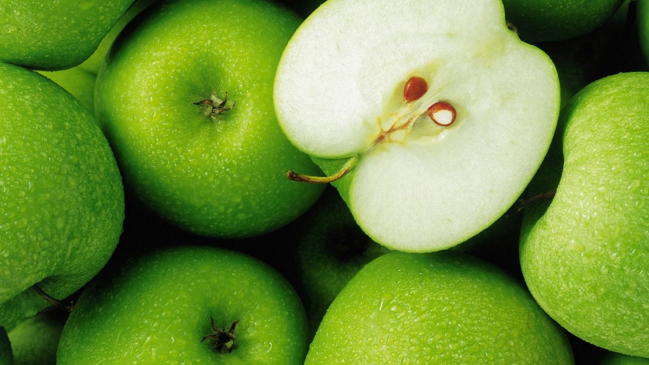 Обои яблоки, зеленые, фрукты, капли, половинка