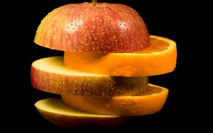 Превью обои яблоко, апельсин, дольки, капли, фрукты, еда