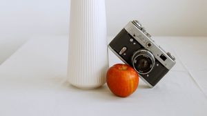 Превью обои яблоко, апельсин, камера, ваза, ветка, декор