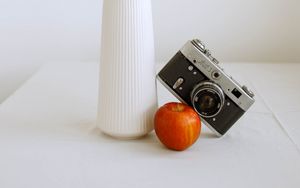 Превью обои яблоко, апельсин, камера, ваза, ветка, декор