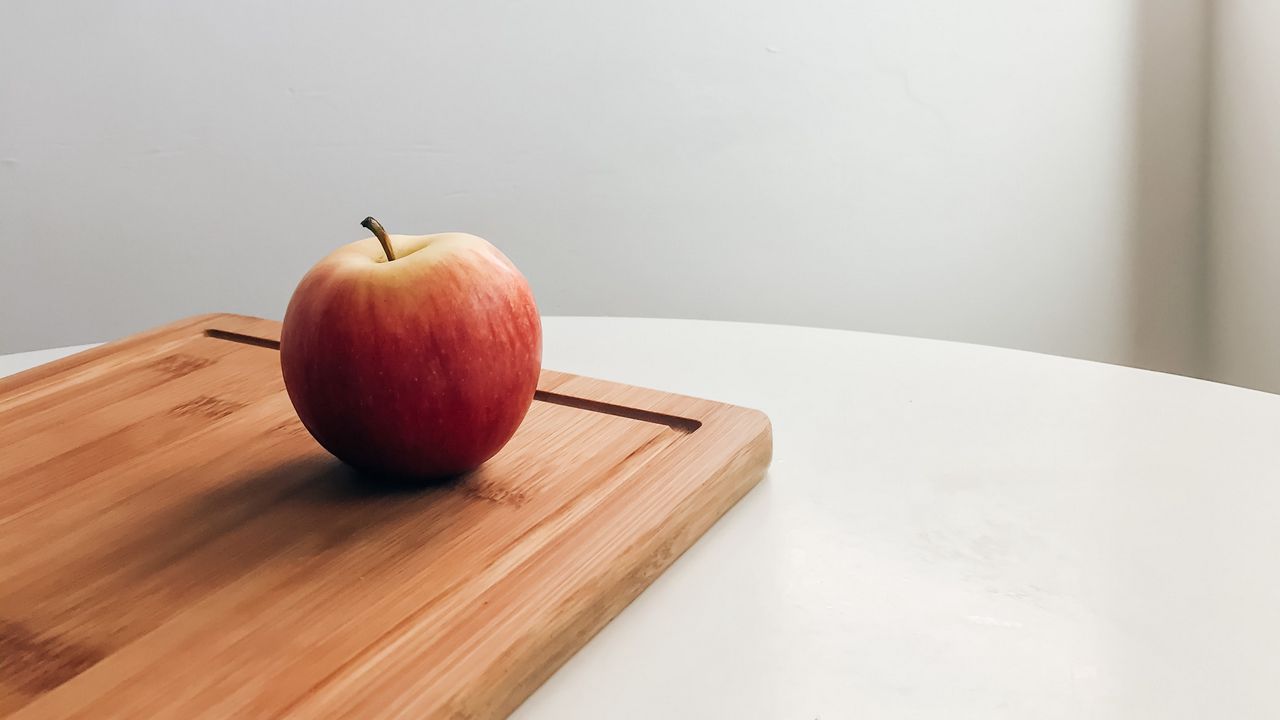 Обои яблоко, доска, стол, минимализм