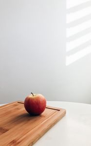 Превью обои яблоко, доска, стол, минимализм