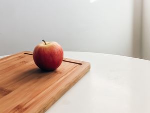 Превью обои яблоко, доска, стол, минимализм
