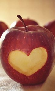 Превью обои яблоко, еда, сердце, форма