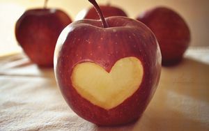 Превью обои яблоко, еда, сердце, форма