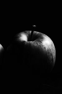 Превью обои яблоко, фрукт, черно-белый, черный