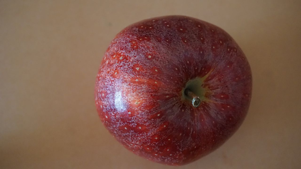 Обои яблоко, фрукт, капли, крупным планом