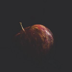 Превью обои яблоко, фрукт, капли, макро, темный