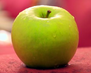 Превью обои яблоко, фрукт, капли, макро, зеленый