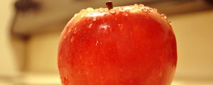 Превью обои яблоко, фрукт, капли, макро, красный