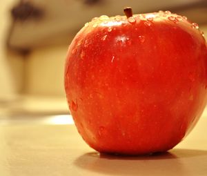 Превью обои яблоко, фрукт, капли, макро, красный