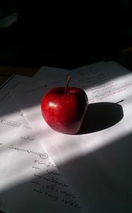Превью обои яблоко, фрукт, красный, бумага, заметки