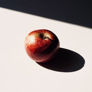 Превью обои яблоко, фрукт, красный, тень