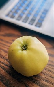 Превью обои яблоко, фрукт, ноутбук, клавиатура