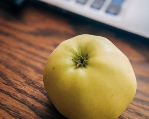 Превью обои яблоко, фрукт, ноутбук, клавиатура