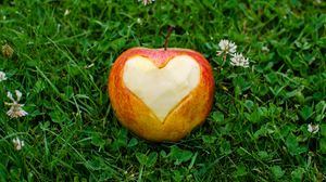 Превью обои яблоко, фрукт, сердечко, зелень