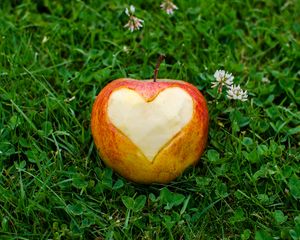 Превью обои яблоко, фрукт, сердечко, зелень
