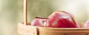 Превью обои яблоко, фрукт, спелый, корзина