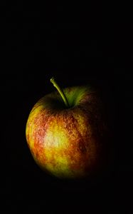 Превью обои яблоко, фрукт, темнота, макро
