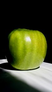 Превью обои яблоко, фрукт, тень, зеленый, темный, макро