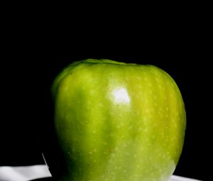 Превью обои яблоко, фрукт, тень, зеленый, темный, макро