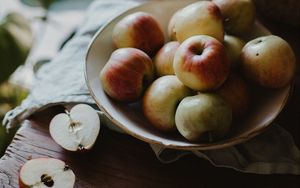Превью обои яблоко, яблоки, фрукты, тарелка, ткань, стол