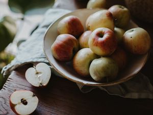 Превью обои яблоко, яблоки, фрукты, тарелка, ткань, стол