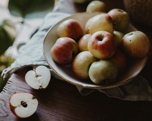 Превью обои яблоко, яблоки, фрукты, тарелка, ткань, стол