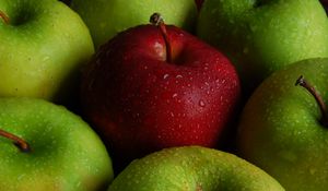 Превью обои яблоко, яблоки, фрукты, капли, мокрый, макро