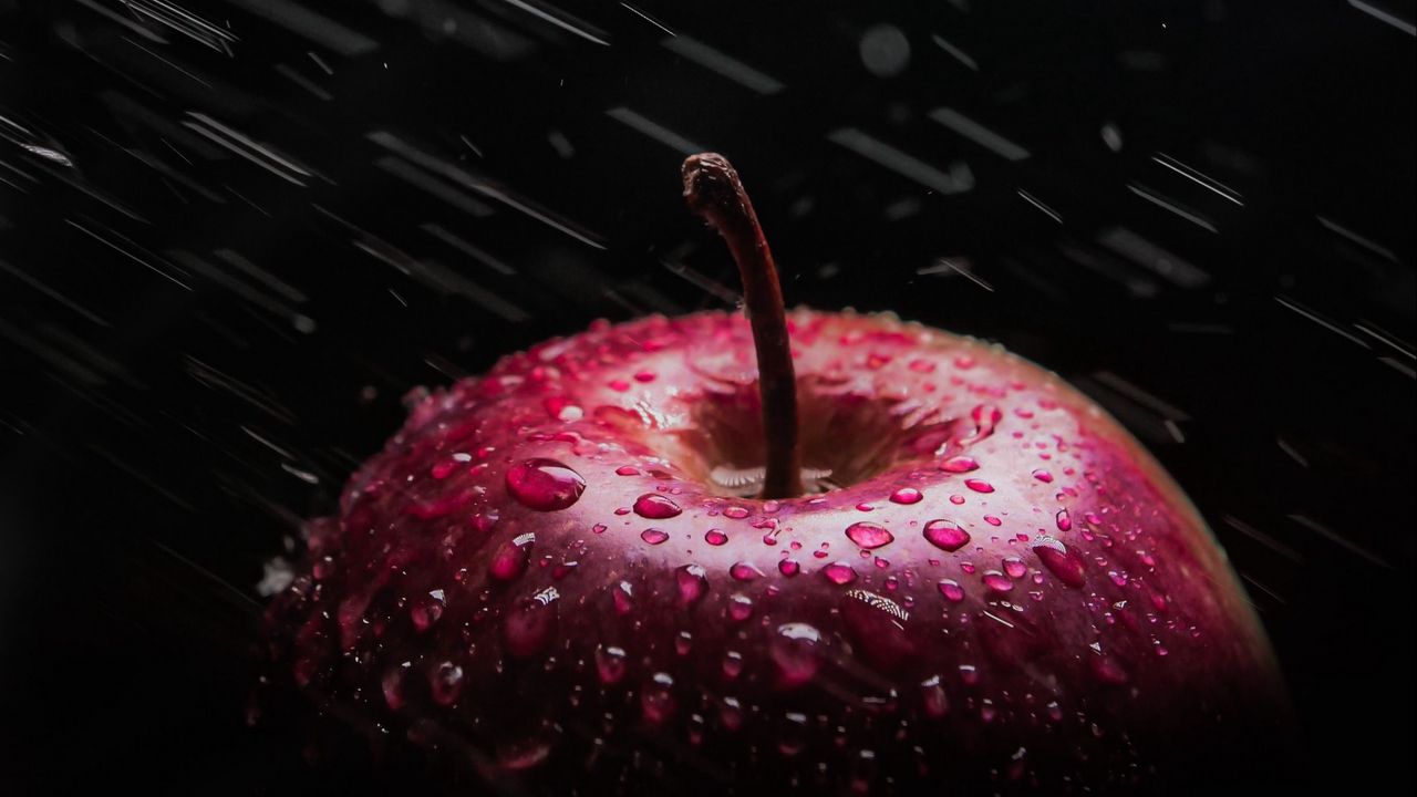 Обои яблоко, капли, брызги, красный, мокрый