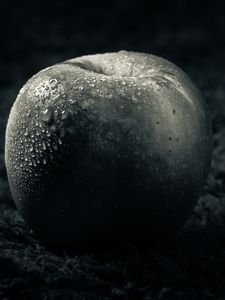 Превью обои яблоко, капли, вода, темный