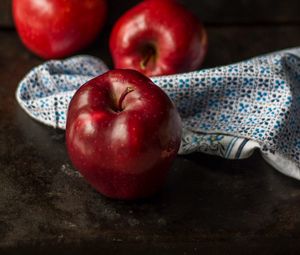 Превью обои яблоко, красный, фрукт, натюрморт