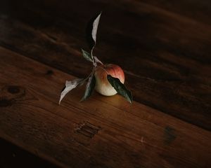 Превью обои яблоко, листья, фрукт, стол