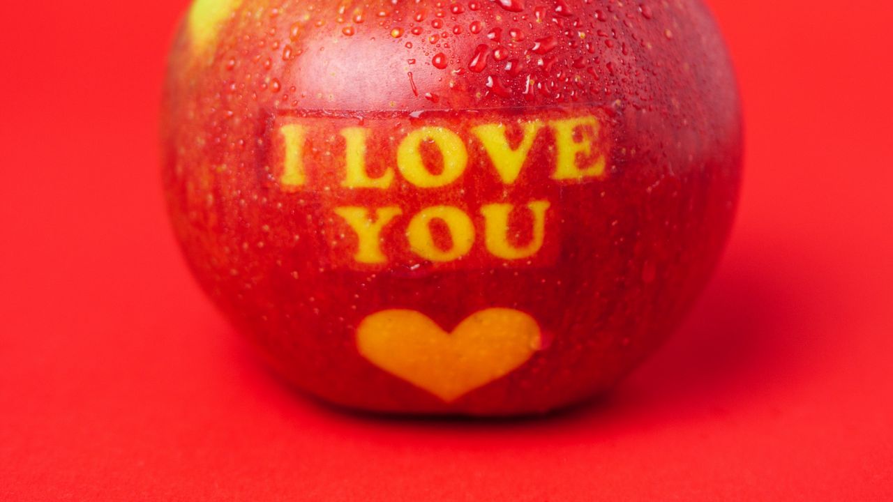 Обои яблоко, надпись, любовь, послание, красный
