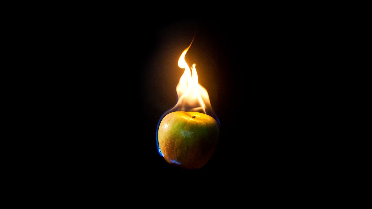 Обои яблоко, огонь, пламя, темнота